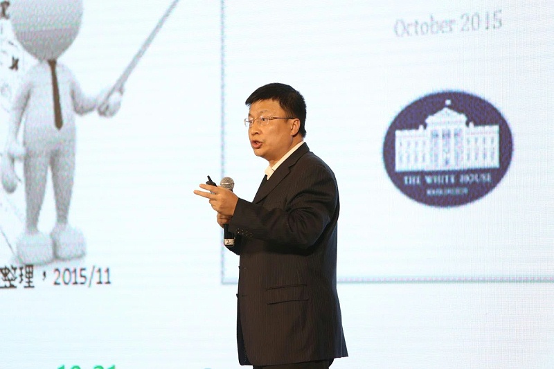 華東理工大學(xué)生物反應(yīng)器工程國(guó)家重點(diǎn)實(shí)驗(yàn)室主任張立新教授作《微生物，高智商，大產(chǎn)業(yè)》的主題報(bào)告。