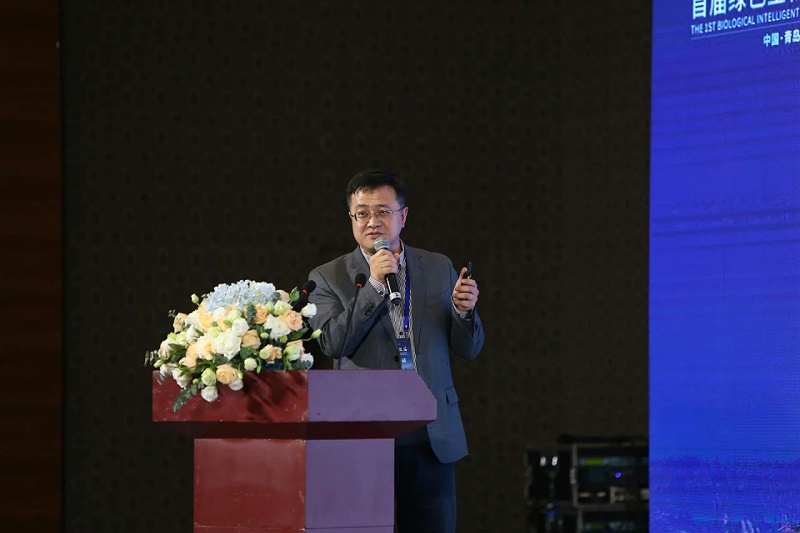 中國(guó)科學(xué)院青島生物能源與過(guò)程研究所呂雪峰副所長(zhǎng)作《藍(lán)細(xì)菌不“藍(lán)”，土曲霉不“土”，合成生物技術(shù)與微生物制造工程》的主題報(bào)告。