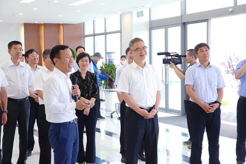 山東省委常委、青島市委書記王清憲調(diào)研蔚藍(lán)生物人才工作