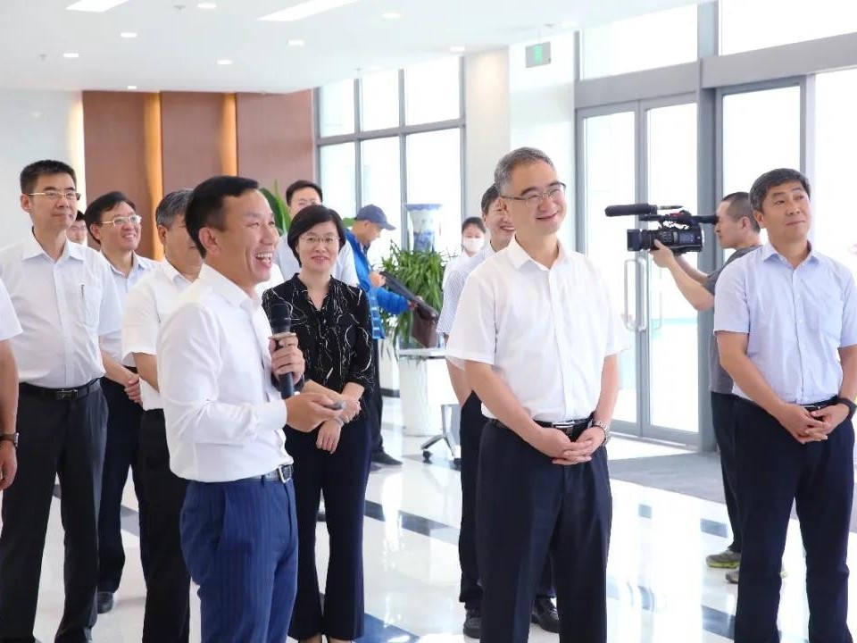 山東省委常委、青島市委書記王清憲調(diào)研蔚藍生物人才工作